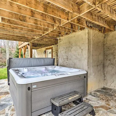 Spacious Elk Park Lodge With Game Room And Fire Pit!